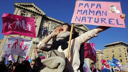 Des opposants au mariage pour tous manifestent &agrave; Marseille (Bouches-du-Rh&ocirc;ne), le 2 f&eacute;vrier 2013. (JEAN-PAUL PELISSIER / REUTERS)