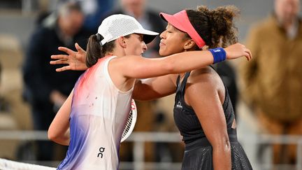 Le retour d'une grande. Revenue à son meilleur niveau, Naomi Osaka a fait frissonner Iga Swiatek, la reine de Roland-Garros, glanant même une balle de match. Un choc exceptionnel, candidat déclaré au titre de meilleure affiche de la quinzaine. (MUSTAFA YALCIN / AFP)