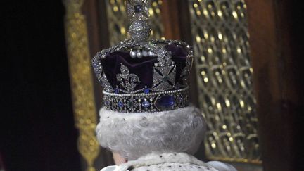 La reine Elizabeth II au palais de Westminster, à Londres (Royaume-Uni), le 18 mai 2016. (TOBY MELVILLE / AFP)