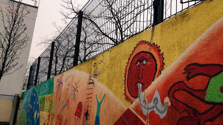 Le seul Soleil &agrave; percer dans la cour de l'&eacute;cole&nbsp;Lamorici&egrave;re (12e arrondissement de Paris) &eacute;tait dessin&eacute; sur le mur.&nbsp; (SIMON GOURMELLET / FRANCETV INFO)