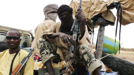 Des membres du groupe islamiste Ansar Dine &agrave; Gao, dans le nord du Mali, le 18 juin 2012. (ADAMA DIARRA / REUTERS)