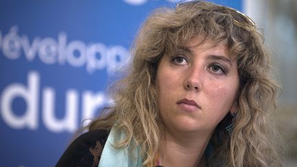 La porte-parole de Surfrider Foundation Europe, Antidia Citore, assiste à une conférence de presse le 3 juillet 2014 au ministère de l'Écologie, à Paris, dans le cadre de la Journée internationale sans sacs plastiques. (JOEL SAGET / AFP)