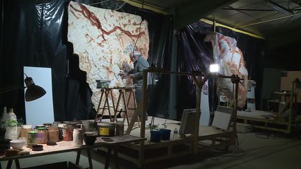 Reproduction de peintures de la grotte Cosquer dans un atelier d'artiste à Toulouse.&nbsp; (FRANCEINFO)