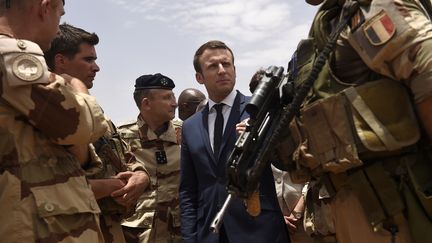 Le président Emmanuel Macron rend visite aux troupes françaises, le 19 mai 2017, à Gao (Mali).&nbsp; (CHRISTOPHE PETIT TESSON / AFP)