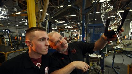 Jordan Kautz, Meilleur Apprenti de France 2021 avec Franck Durand, Meilleur Ouvrier de France 2015 en charge de la formation des apprentis à la manufacture de da cristallerie de Baccarat. (ALEXANDRE MARCHI / MAXPPP)