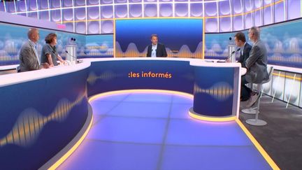 Tous les jours, les informés débattent de l'actualité autour de Marc Fauvelle et Renaud Dély. (FRANCEINFO / RADIO FRANCE)