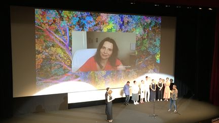 La comédienne Juliette Binoche échange par Skype avec l'équipe du film "Ouistreham" au cours de la soirée d'ouverture de la Quinzaine des Réalisateurs le 8 juillet 2021. (LCA / FRANCEINFO CULTURE)