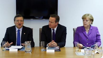 Jose Manuel Barroso (&agrave; gauche), David Cameron (au centre) et Angela Merkel, le 25 octobre 2013 &agrave; Bruxelles (Belgique).&nbsp; (YVES HERMAN / AFP)