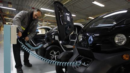 Un homme recharge des Twizy, les voitures &eacute;lectriques de Renault, le 3 avril 2012 &agrave; Valladolid (Espagne). (CESAR MANSO / AFP)