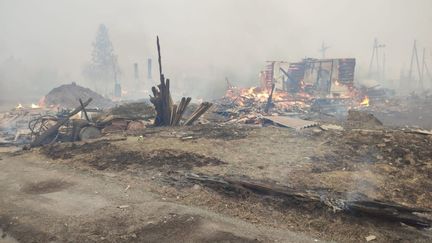 Un incendie dans le Sud de la Sibérie (Russie), le 7 mai 2022. (HANDOUT / RUSSIAN EMERGENCIES MINISTRY)