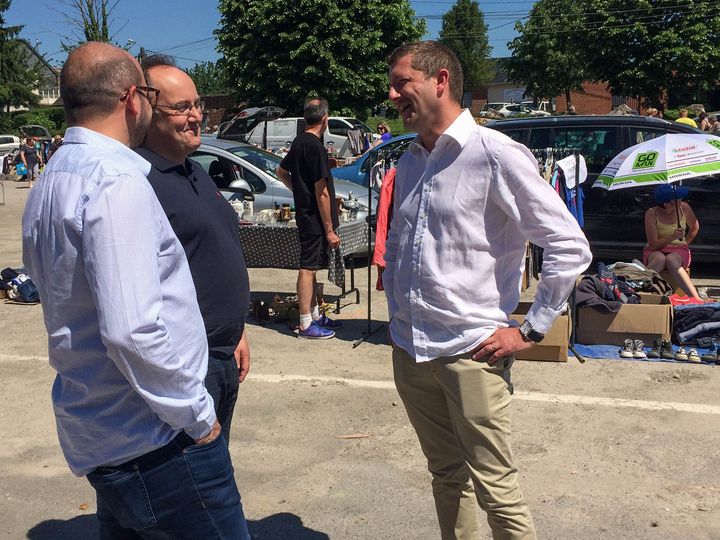 Nicolas Dumont (à droite), candidat de La République en marche, à la braderie d'Abbeville (Somme), le 25 mai 2017 (SOPHIE BRUNN / FRANCEINFO)