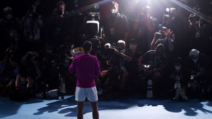 Une finale de légende. Mené deux manches à rien et breaké dans la troisième manche, Rafael Nadal renverse Daniil Medvedev en 5h24 (2-6, 6-7, 6-4, 6-4, 7-5) pour s'offrir un deuxième Open d'Australie, treize ans après son premier succès à Melbourne. (BRANDON MALONE / AFP)