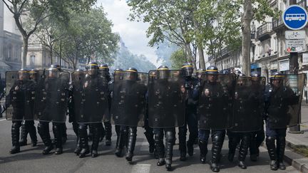 Des CRS lors d'une manifestation à Paris le 1er mai 2017. (SALVADOR BANYO / NURPHOTO / AFP)