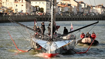 Jérémie Beyou, skipper de Charal, reprend la mer apres avoir réparé son bateau sur le Vendée Globe.&nbsp; (JEROME FOUQUET / MAXPPP)