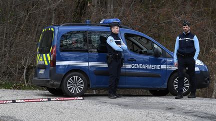 Des gendarmes arrêtés&nbsp;à Cruet, petite commune de Savoie, où les ossements d'Arthur Noyer ont été retrouvés en septembre 2017. (JEAN-PIERRE CLATOT / AFP)