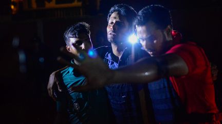 Un policier Bangladais blessé lors de la prise d'otage à Dacca (Bangladesh) est évacué, le 1er juillet 2016.&nbsp; (AFP)