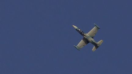 Un avion de combat syrien survole la r&eacute;gion d'Alep (Syrie), le 1er septembre 2012. (YOUSSEF BOUDLAL / REUTERS)