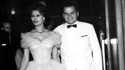 L'ancien directeur de la Berlinale, Alfred Bauer, avec l'actrice Sophia Loren, à Berlin (ULLSTEIN BILD DTL. / ULLSTEIN BILD / GETTY IMAGES)