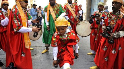 Groupe de danseurs et musiciens gnaouas dans les rues d'Essaouira, au Maroc. Cérémonie d'ouverture de la 17e édition du Festival gnaoua en 2014. (JALAL MORCHIDI / ANADOLU AGENCY)