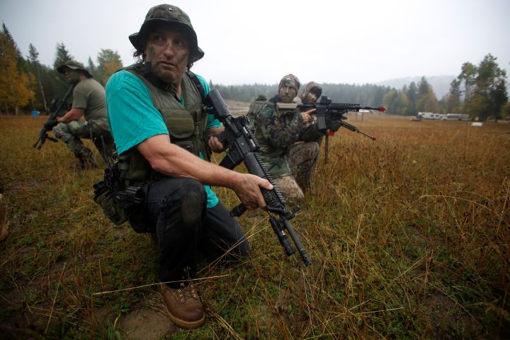 Des membres des Oath Keepers participent à un entraînement dans l'Idaho (Etats-Unis), le 1er octobre 2016. (JIM URQUHART / REUTERS)