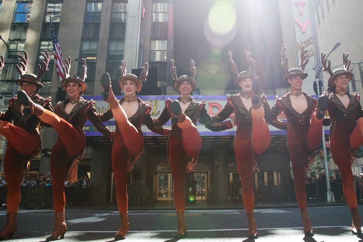 Les Rockettes se produisent lors de leur rituel spectacle "Noël en août" le 23 août 2016 à New York. (DREW ANGERER / GETTY IMAGES NORTH AMERICA)