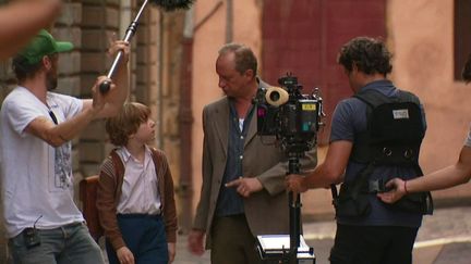 Benoît Poelvoorde et Jules Lefevre sur le tournage de "Profession du père" (J. Adde /France Télévisions)