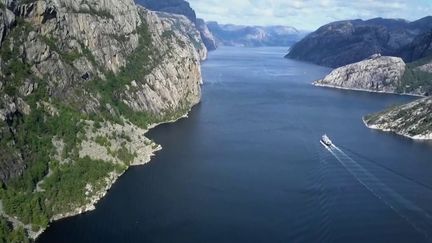 Dans son premier feuilleton de la semaine, la rédaction du 13 Heures part à la découverte d’un des endroits les plus impressionnants d’Europe : les fjords de Norvège. (France 2)