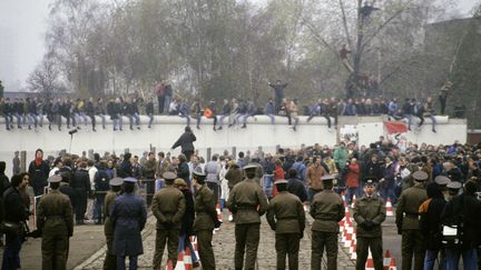 Le mur de Berlin le 12 novembre 1989. (PIERRE PERRIN / GAMMA-RAPHO)