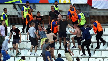 Des supporters s'affrontent à la fin du match Angleterre-Russie au stade Vélodrome de Marseille (Bouches-du-Rhône), le 11 juin 2016. (MAXPPP)