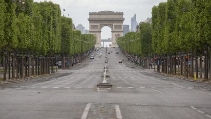 Les Champs-Elysées à Paris, le 1er mai 2020 lors du premier confinement.&nbsp; (LP/MATTHIEU DE MARTIGNAC / MAXPPP)