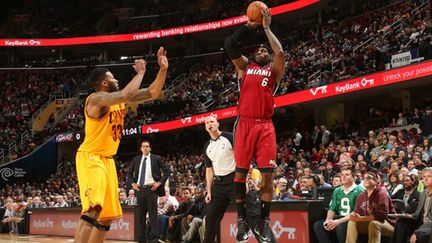 LeBron James en action sur le parquet de Cleveland (JOE MURPHY / NBAE / GETTY IMAGES)