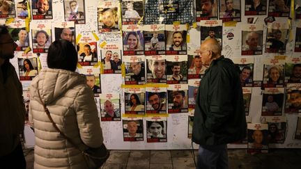 Des portraits d'otages israéliens détenus à Gaza depuis les attaques du 7 octobre, à Tel-Aviv, le 3 février 2024. (AHMAD GHARABLI / AFP)