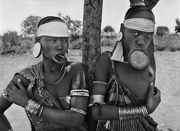 Les femmes Mursi et Surma sont les derni&egrave;res femmes &agrave; plateaux au monde. Village Mursi de Dargui, dans le parc national de Mago, pr&egrave;s de Jinka, Ethiopie, 2007. (© SEBASTIÃO SALGADO / AMAZONAS)