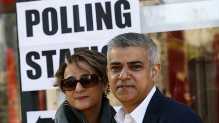 Le candidat travailliste à la maire de Londres, Sadiq Khan, et son épouse Saadiya Khan posent après avoir voté, le 5 mai 2016 à Londres. (REUTERS)