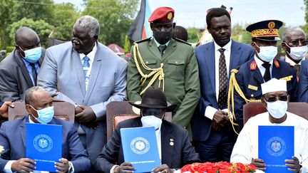 Le général soudanais Abdel Fattah Al-Burhan, le président du Sud Soudan Salva Kiir et le président du Tchad Idriss Deby signent un accord de paix à Juba, le 3 octobre 2020. (JOK SOLOMUN / REUTERS)