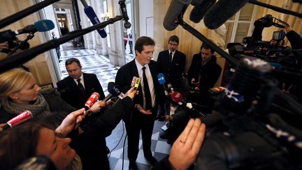 Le d&eacute;put&eacute; UMP J&eacute;r&ocirc;me Chartier, un proche de Fran&ccedil;ois Fillon devant la presse annonce la reprise des discussions entre jean-Fra&ccedil;ios&nbsp;Cop&eacute; et Fran&ccedil;ois Fillon ce lundi 3 d&eacute;cembre &agrave; l'Assembl&eacute;e nationale &agrave; Paris (KENZO TRIBOUILLARD / AFP)