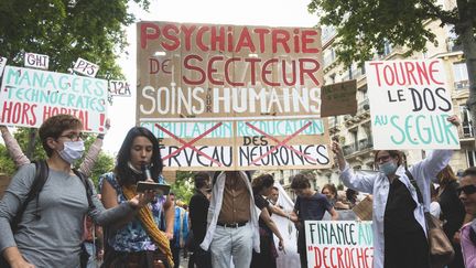 Des soignants manifestent, le 16 juin 2020, pour demander plus de moyens pour l'hôpital et des augmentations de salaire. (NICOLAS PORTNOI / HANS LUCAS / AFP)