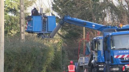 Tempête Ciara : la course contre-la-montre pour rétablir l'électricité (FRANCE 2)