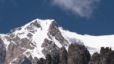 En 2023, le mont Blanc a été mesuré à 4 805,59 mètres par une équipe de scientifiques partis en expédition, soit 2,22 mètres de moins que lors de la dernière campagne de mesure, en 2021. Le réchauffement climatique ne serait toutefois pas à l'origine de cette diminution.