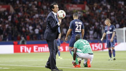 Unai Emery, l'entraîneur du PSG, avec Hatem Ben Arfa et Marco Verratti en arrière plan (STEPHANE ALLAMAN / STEPHANE ALLAMAN)