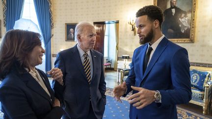 Kamala Harris et Joe Biden en discussions avec Stephen Curry après son titre NBA, le 17 janvier 2023. (MAXPPP)