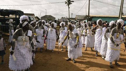 une population d'Afrique de l'Ouest installée principalement au Ghana et en Côte d'Ivoire, a considérablement influencé le paysage ivoirien tant sur le plan politique et culturel qu’économique. Dans la région du Sud-Comoé, Grand-Bassam est située à une quarantaine de kilomètres à l'est d'Abidjan. Déclarée au patrimoine mondial de l’Unesco en 2012, la ville est aujourd’hui la capitale de cette communauté. (Sia Kambou / AFP)