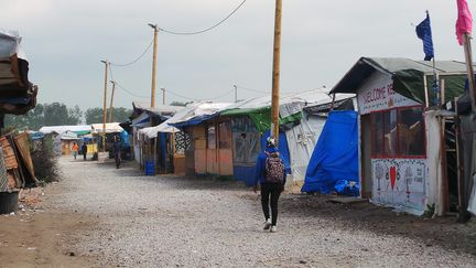 Le démantèlement "par étapes" de la "Jungle" de Calais est promise par le ministre de l'Intérieur, Bernard Cazeneuve (JEAN-PIERRE BRUNET / MAXPPP)