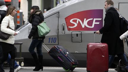 Des voyageurs descendent d'un train en gare de Lyon. (VINCENT ISORE /&nbsp;IP3 PRESS/MAXPPP)