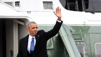 Barack Obama salue la foule avant d'embarquer à bord de l'hélicoptère présidentiel à Washington (Etats-Unis), le 20 janvier 2017. (JIM WATSON / AFP)