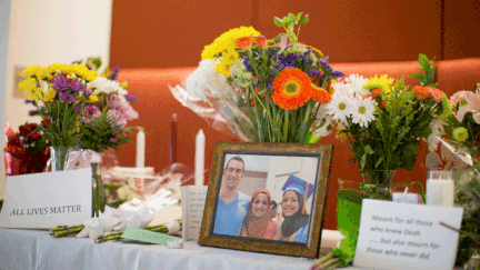 &nbsp; (La photo des trois victimes, une famille musulmane habitant Chapel Hill © REUTERS/Chris Keane)