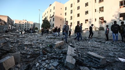 Des débris après un raid israélien dans la bande de Gaza, le 9 décembre 2017.&nbsp; (MUSTAFA HASSONA / ANADOLU AGENCY / AFP)