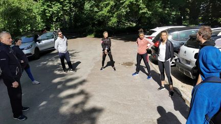 Les retrouvailles d'une partie de l'équipe de France de sabre dans le bois de Vincennes. (CECILIA BERDER / FRANCEINFO / RADIO FRANCE)