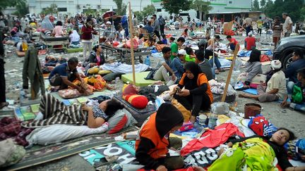 Des équipes médicales viennent en aide à des victimes du tsunami qui a frappé vendredi l'île de Célèbes, en Indonésie, samedi 29 septembre 2018. (MUHAMMAD RIFKI / AFP)