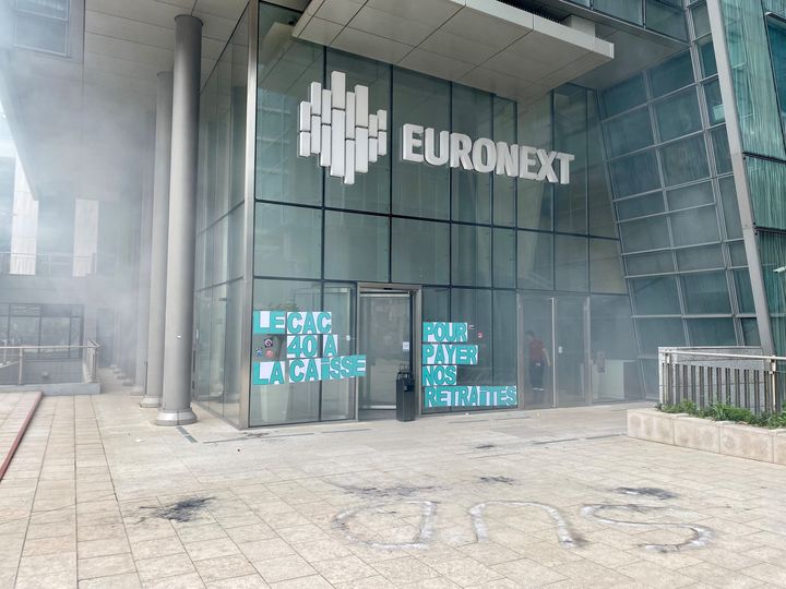 Le siège de l'entreprise Euronext, envahie par quelque 300 manifestants contre la réforme des retraites, le 20 avril 2023 à Paris. (MATHILDE GOUPIL / FRANCEINFO)